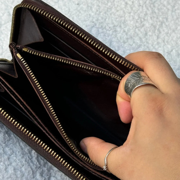 AUTHENTIC Burgundy Vernis Zippy Louis Vuitton Wallet - Picture 12 of 16